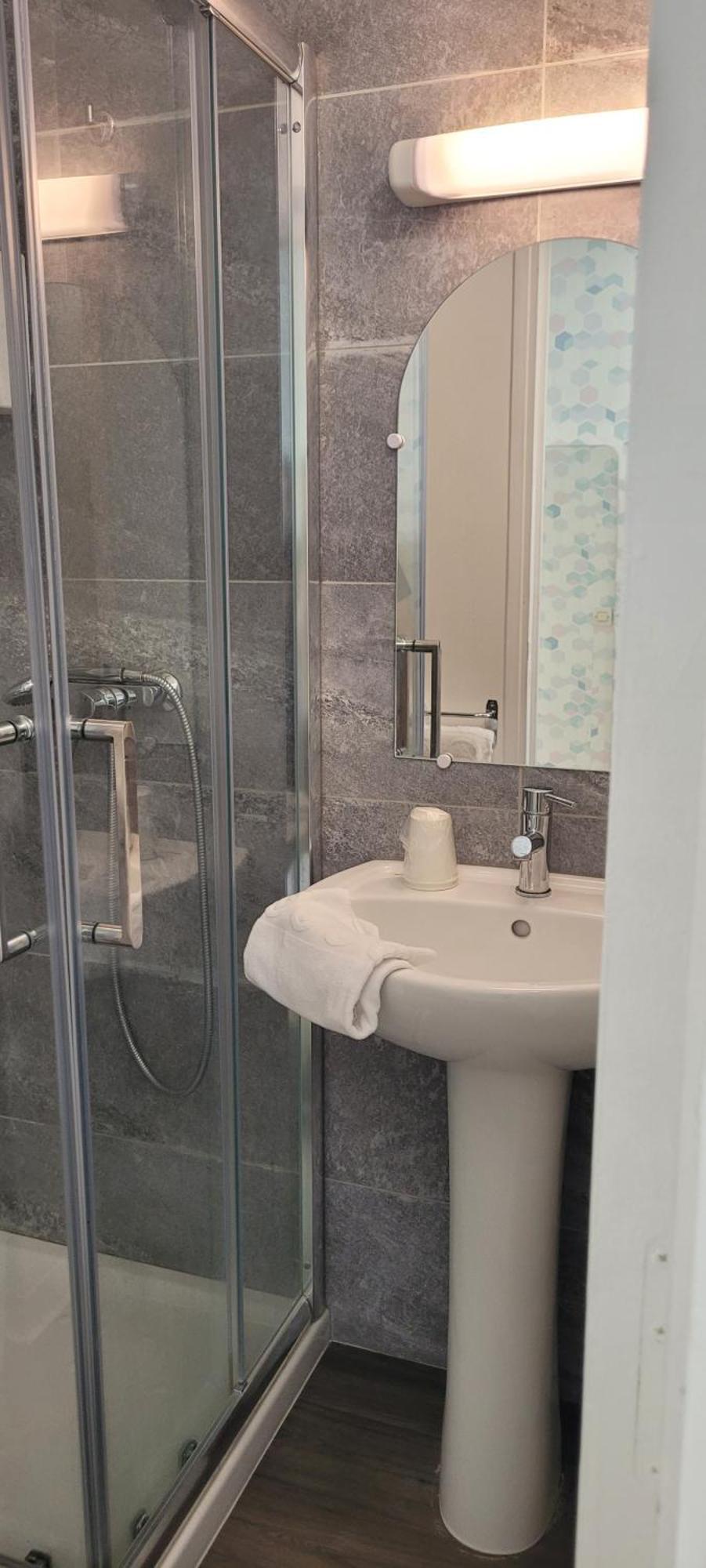 אמיינס Hotel Central Anzac מראה חיצוני תמונה